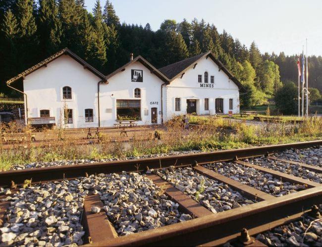 Halte Au Pied Du Creux Du Van Travers Exterior foto